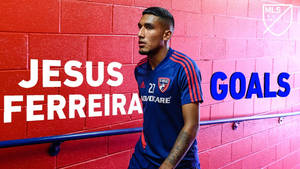 足球運動員 Jesus Ferreira 身穿藍色球衣站在紅磚牆前，帶有入球字樣。 — 足球 壁紙