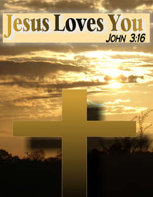 一個金色十字架在日落天空下，帶有文字 Jesus Loves You John 3:16