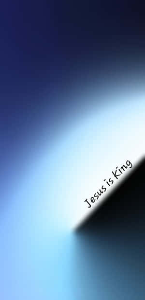 文字 Jesus is King 在藍色到白色的漸變背景上。
