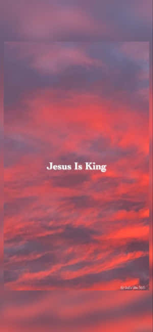 戲劇性的紅色和紫色天空，中央有白色文字 Jesus Is King。