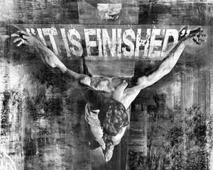 帶有「IT IS FINISHED」文字的釘十字架場景，採用粗糙的黑白風格。 — 經文美感 壁紙