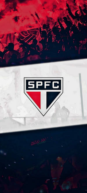 SPFC 足球隊標誌，紅色歡呼的球迷和黑暗的體育場背景。 — 1080x2400 壁紙