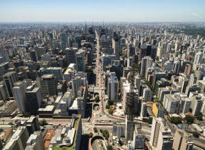 晴朗天空下，高樓大廈及中央高速公路密集的現代城市鳥瞰圖。 — 城市景觀 壁紙