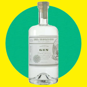 St George Terroir 氈酒瓶，帶有復古標籤，置於黃色和藍綠色圓形背景上。