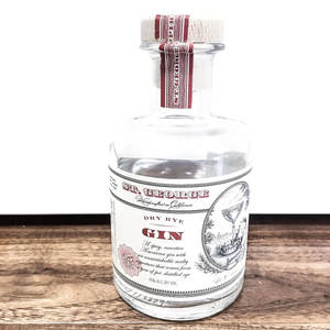 一個 St George Dry Rye Gin 酒瓶放在木桌上。