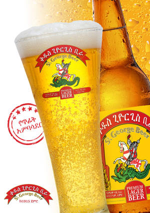 St George Beer 玻璃杯和瓶子，帶有品牌標誌和冷凝水。