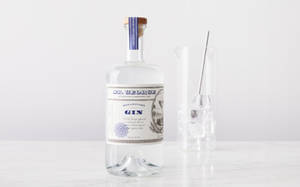 一個 St George Botanivore Gin 酒樽同雞尾酒調酒器放在白色雲石表面上。