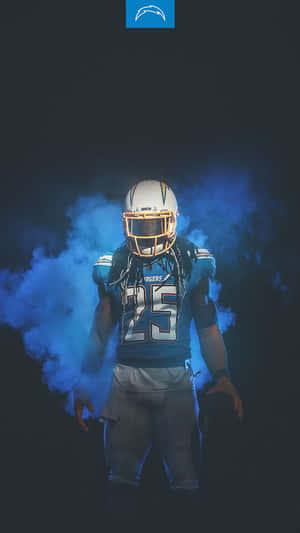 身穿 Chargers 球衣的足球員在黑暗環境中被藍色煙霧包圍。