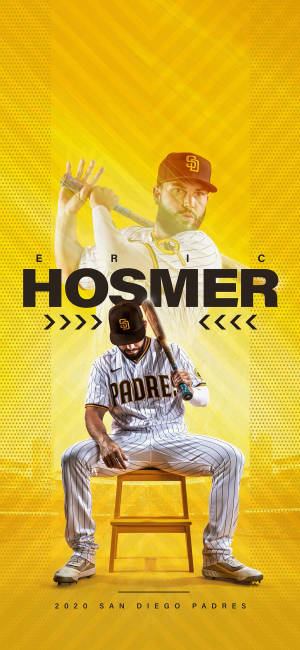 身穿聖地牙哥教士隊球衣的 Eric Hosmer 坐在凳子上，手持球棒，背景為黃色。