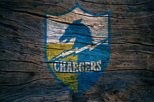 塗在風化木質表面上的 Chargers 標誌。