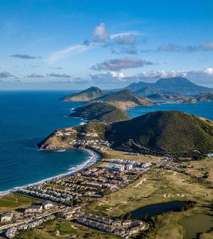 沿海小鎮，擁有高爾夫球場和俯瞰海洋的山巒。