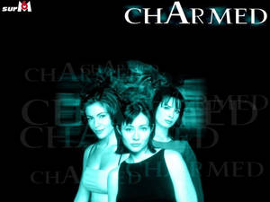 三位散發著青綠色光芒的女性，帶有「CHARMED」文字和標誌的黑色背景。