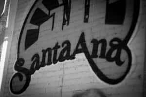 磚牆上黑白塗鴉文字 Santa Ana。