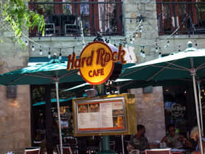 Hard Rock Cafe 戶外座位區，設有綠色遮陽傘和用餐顧客。