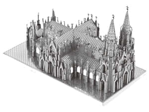 帶有尖塔和十字架的哥德式大教堂金屬3D模型
