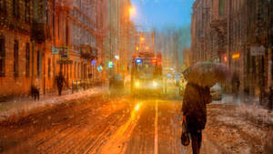 夜晚，一個人在電車附近的街燈下撐傘走在雪中。 — 雨天 壁紙