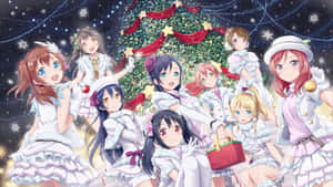 七位動畫女孩穿著冬季服裝，在雪中圍繞裝飾好的聖誕樹慶祝。