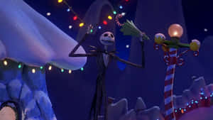 Jack Skellington 在雪夜的萬聖節小鎮中，在節日燈光下跳舞。