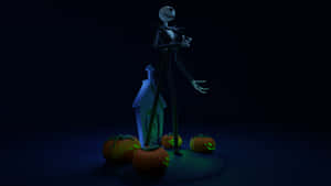 Jack Skellington 企喺墓碑同發光南瓜旁邊，喺深藍色虛空入面。