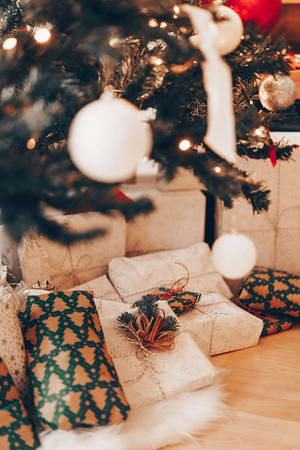 溫暖燈光下的聖誕樹裝飾和包裝禮物。 — 聖誕樹 壁紙