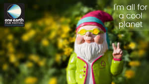 一個微笑的花園小矮人戴著太陽眼鏡和綠色外套，做出和平手勢。