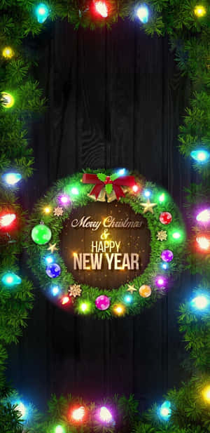 在深色木質背景上，帶有燈光和裝飾品的節日花環。