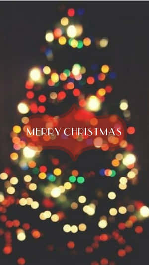 模糊的聖誕燈光呈樹形，帶有寫著 merry christmas 的紅色橫幅。