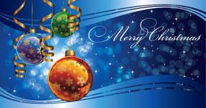 三個帶有金色雪花圖案的彩色聖誕裝飾品，懸掛在藍色閃亮背景上，帶有「聖誕快樂」文字。 — 聖誕節桌面 壁紙