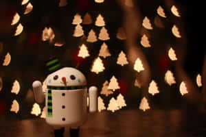 一個雪人公仔，戴著綠色圍巾和高帽，對著發光的聖誕樹燈光。 — 聖誕快樂 GIF 壁紙