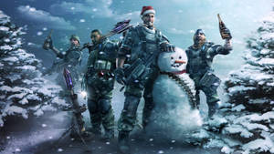 身穿冬季裝備的士兵在雪地森林中用香檳慶祝聖誕節。
