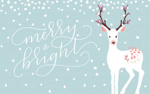 節日白鹿帶有粉紅色鹿角及花卉斑點，在飄雪中旁邊是「merry & bright」文字。