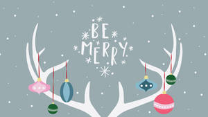節日鹿角裝飾著色彩繽紛的飾物和雪花，帶有「Be Merry」文字。