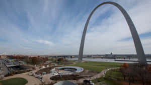 聖路易斯拱門，河流和秋天的樹木，多雲的天空