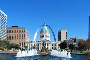 Gateway Arch 和舊法院大樓，在陽光明媚的城市公園中有噴泉。
