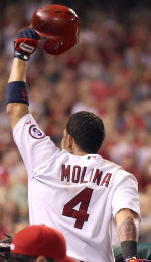 棒球手 Molina 4號高舉頭盔慶祝。