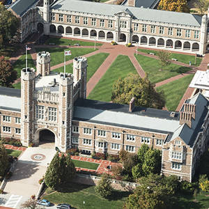 歷史悠久的大學校園鳥瞰圖，擁有石造建築和綠色草坪。 — 學校 壁紙