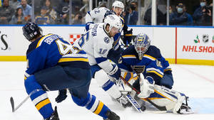 冰球運動員在NHL比賽中在球門附近競爭。