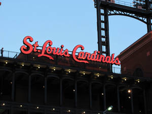 黃昏時分，棒球場上的紅色 Cardinals 霓虹燈牌。