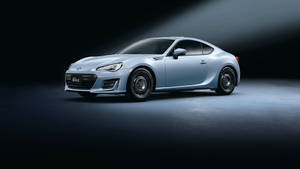 銀色Subaru BRZ跑車在攝影棚燈光下