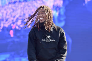 長髮辮男士在戶外活動中穿著黑色Balenciaga連帽衫微笑。 — 型格 壁紙