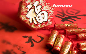 紅色和金色的農曆新年裝飾，包括一個福盒和鞭炮。