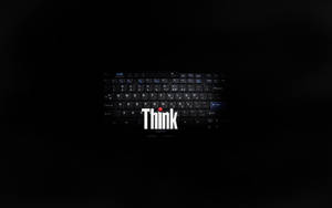 黑色手提電腦鍵盤，帶有發光的白色Think標誌和紅點，背景為深色。