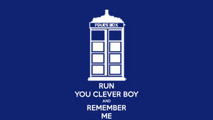 白色警察電話亭剪影，文字 run you clever boy and remember me，藍色背景。