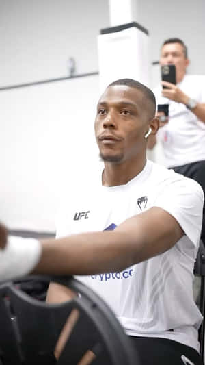 UFC拳手在健身房戴著耳機進行重量訓練 — 健身 壁紙