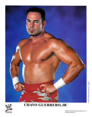 職業摔角手 Chavo Guerrero Jr. 赤裸上身，穿著紅色短褲和白色腕帶擺姿勢。