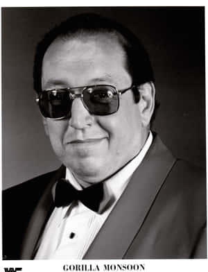 Gorilla Monsoon 身穿燕尾服、戴著太陽眼鏡對著鏡頭微笑。