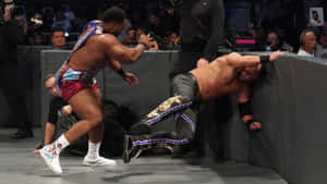 摔角手在職業摔角比賽中行動，觀眾在旁觀看。 — WWE GIF 壁紙