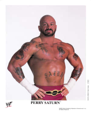 職業摔角手 Perry Saturn 帶著紋身和栗色腰帶擺姿勢。
