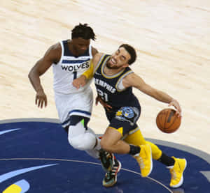 兩名籃球運動員在比賽中於球場上行動。