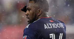 雪中身穿Altidore 11號球衣的足球運動員 — 足球 壁紙